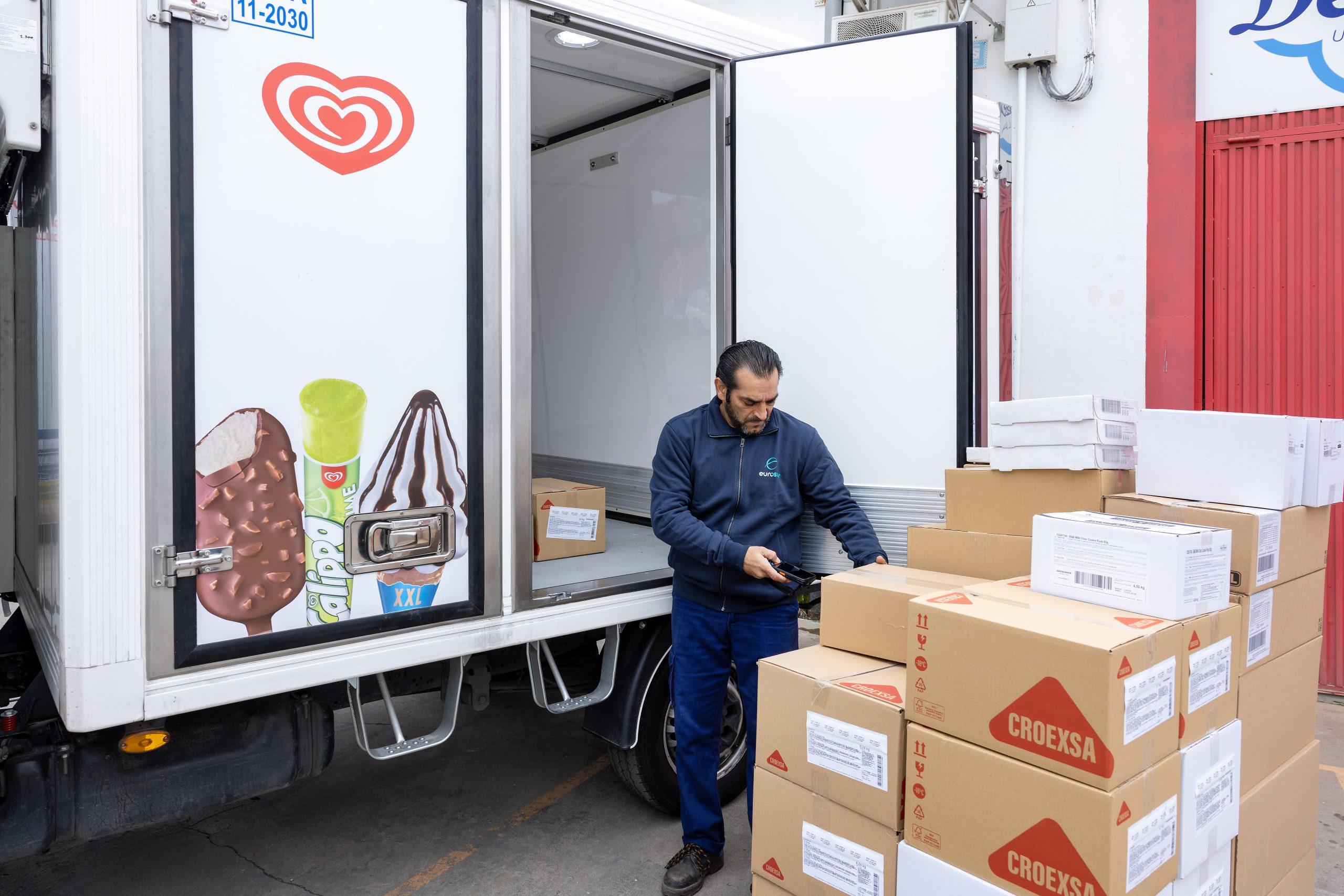 Camarista preparando camión de reparto de Eurosur