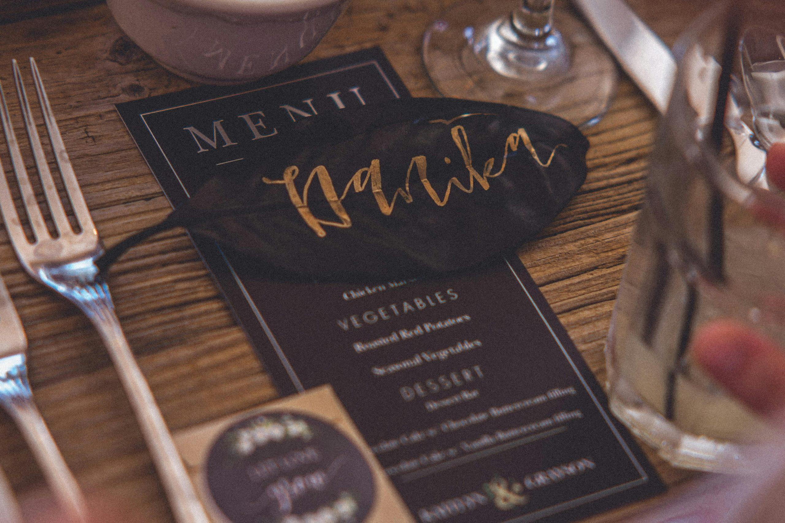 Menú restaurante Menú de restaurante sobre mesa y junto a cubiertos