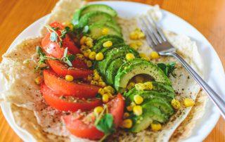 Ensalada de aguacate, tomate y maiz sobre torta de trigo
