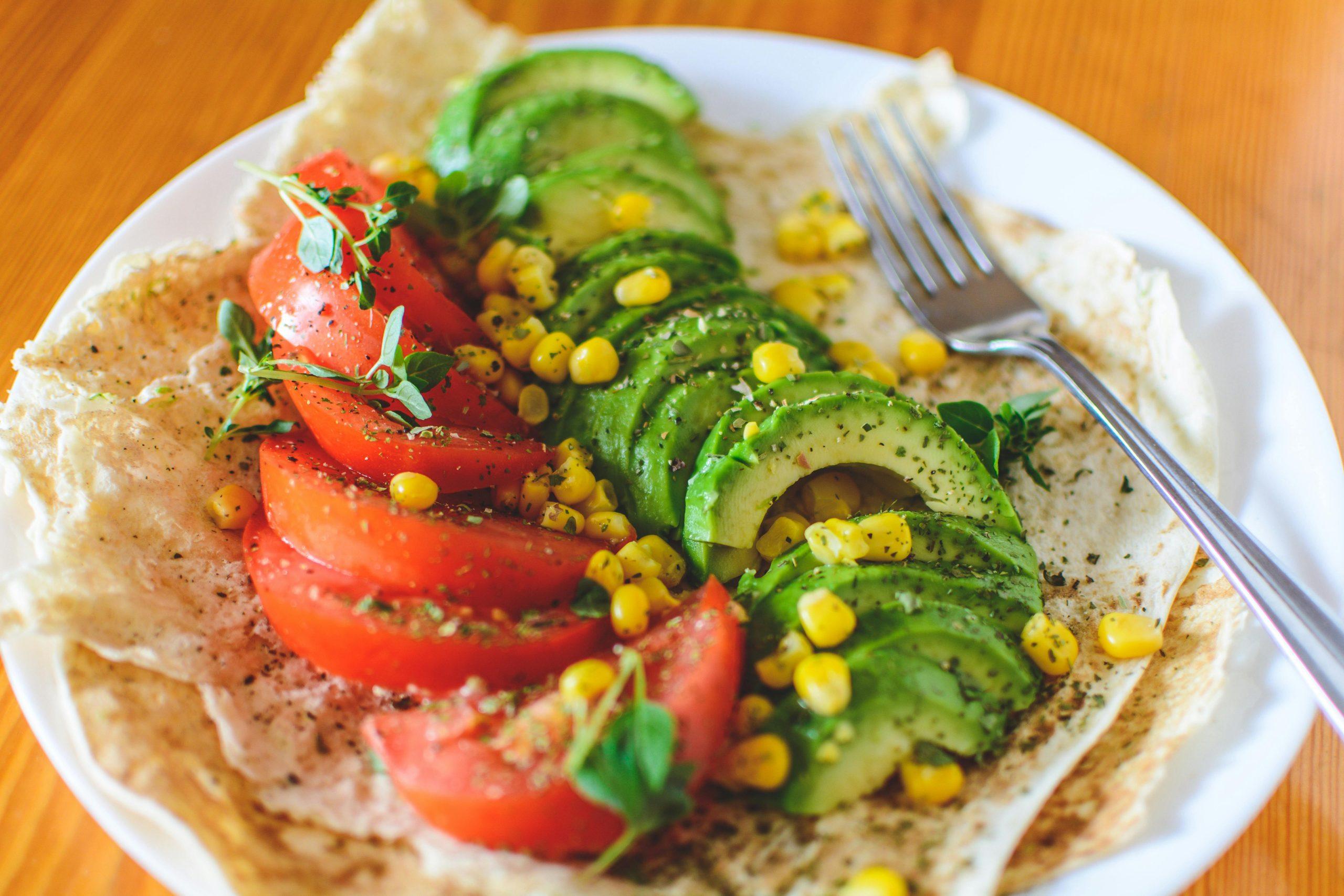 Ensalada de aguacate Ensalada de aguacate, tomate y maiz sobre torta de trigo