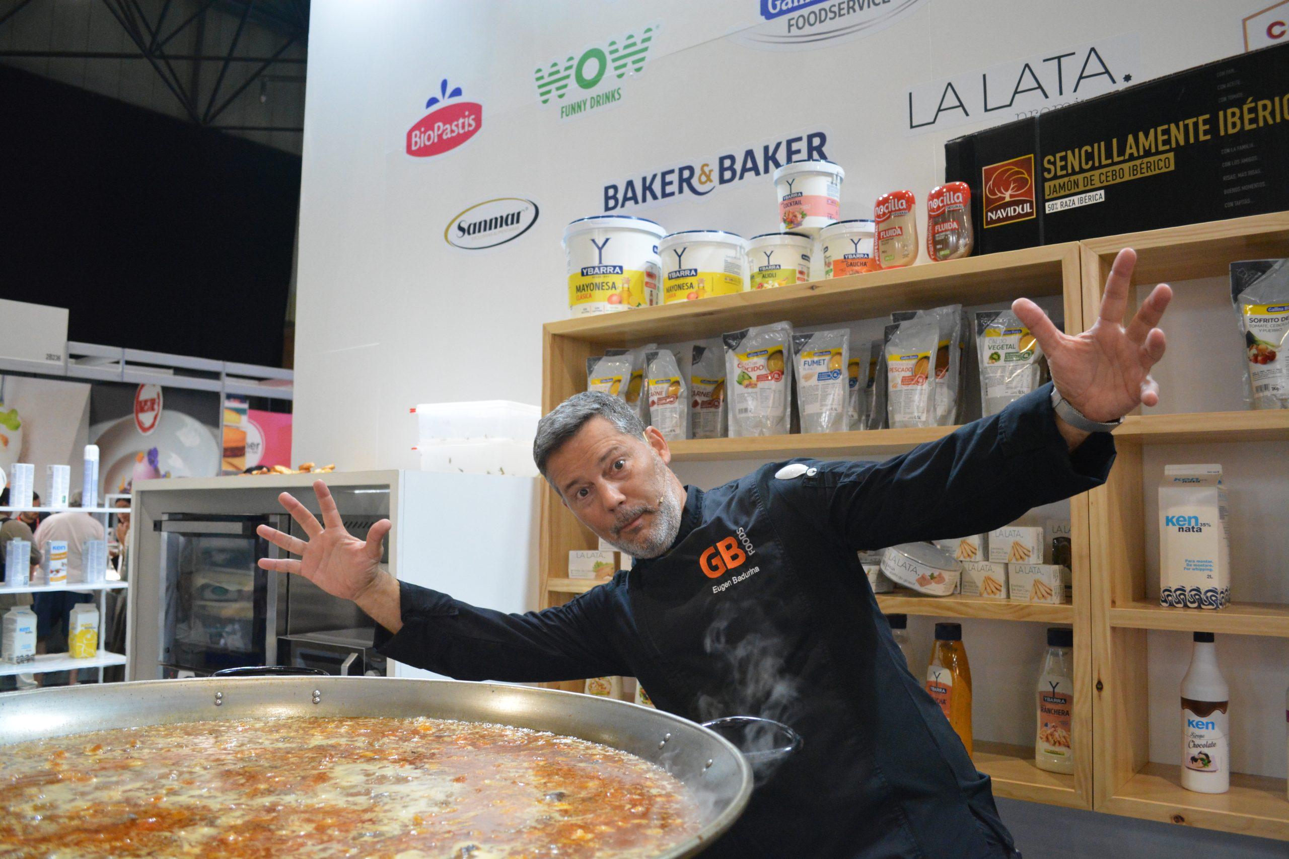 Eugen Badurina posando delante de una de sus paellas preparadas con caldos líquidos concentrados y salsas madre de Gallina Blanca