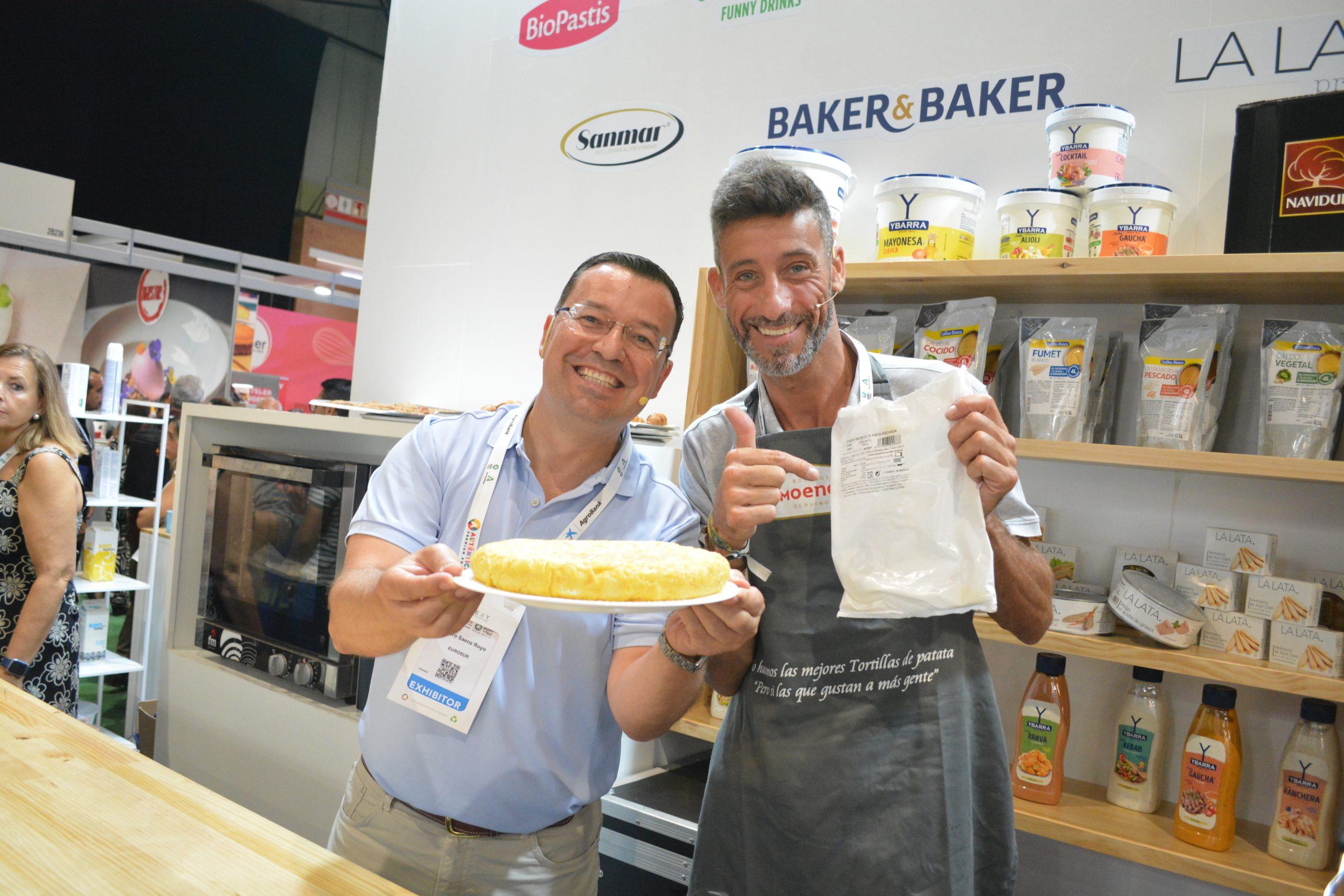 Álvaro Sáenz y Cristóbal Santomé posando con una de sus tortillas elaboradas, en 10 minutos, a partir de los fondos de patatas pochadas de Comoencasa