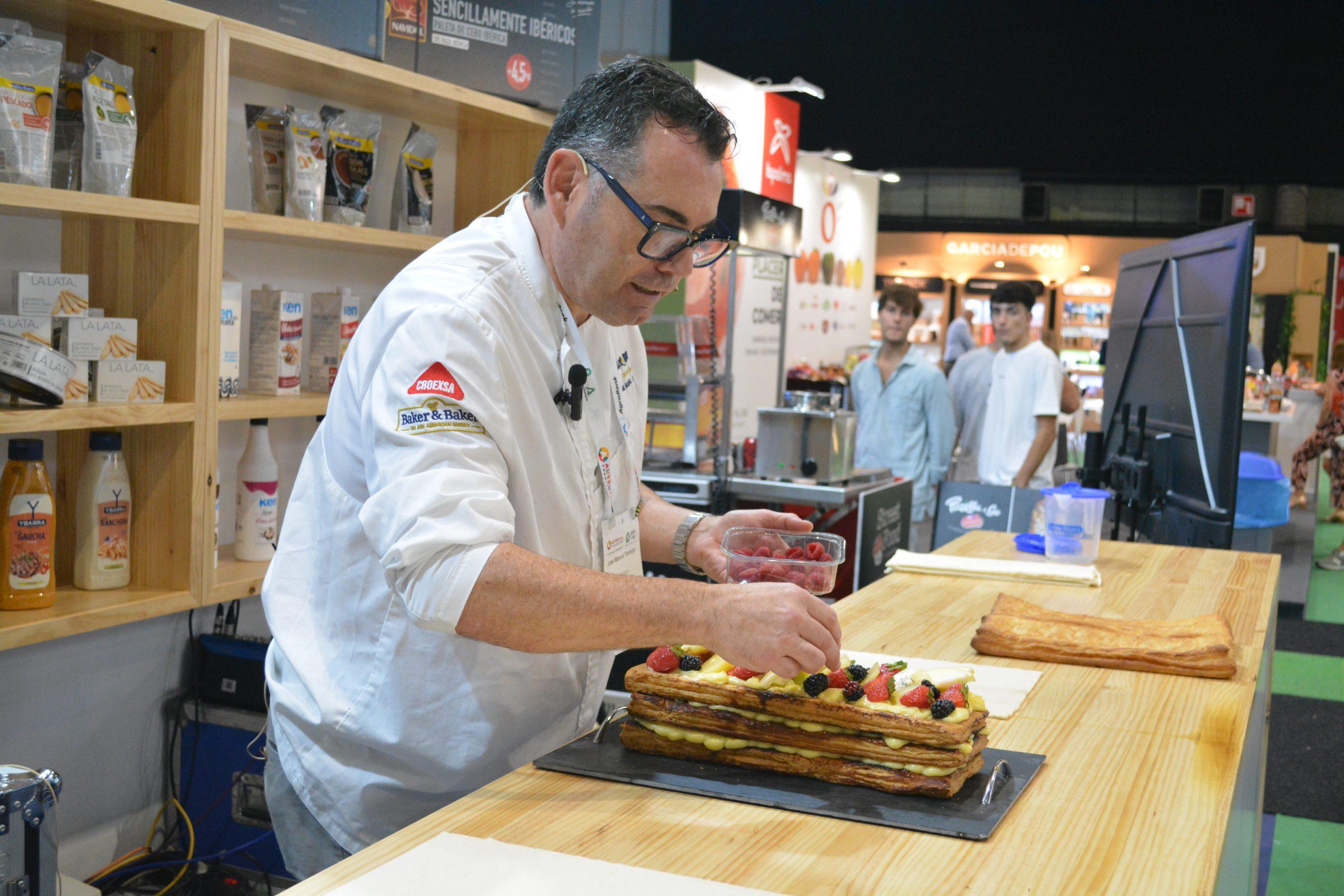 José Manuel Tamargo durante la elaboración de una de sus "delicias de hojaldre" con la placa de hojaldre de Croexsa
