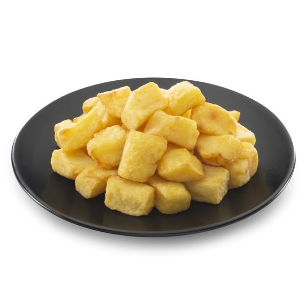 Presentación de patata cubo sobre plato negro