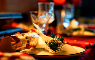 Mesa de restaurante preparada para una cena de Navidad