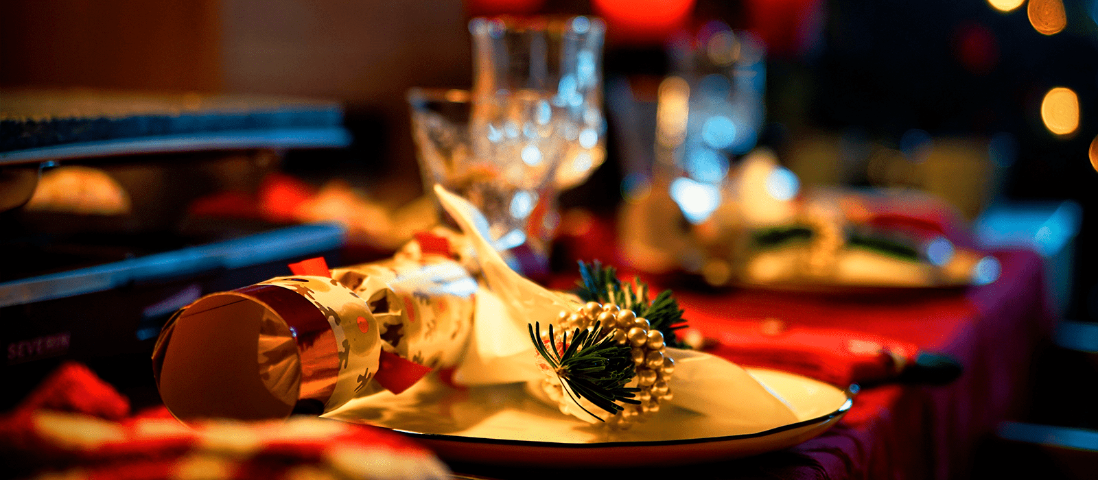 Mesa de restaurante preparada para una cena de Navidad Mesa de restaurante preparada para una cena de Navidad