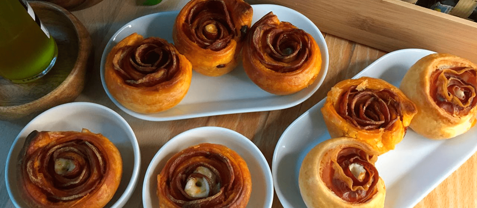 Rosas de hojaldre con chorizo, jamón y queso Rosas de hojaldre con chorizo, jamón y queso