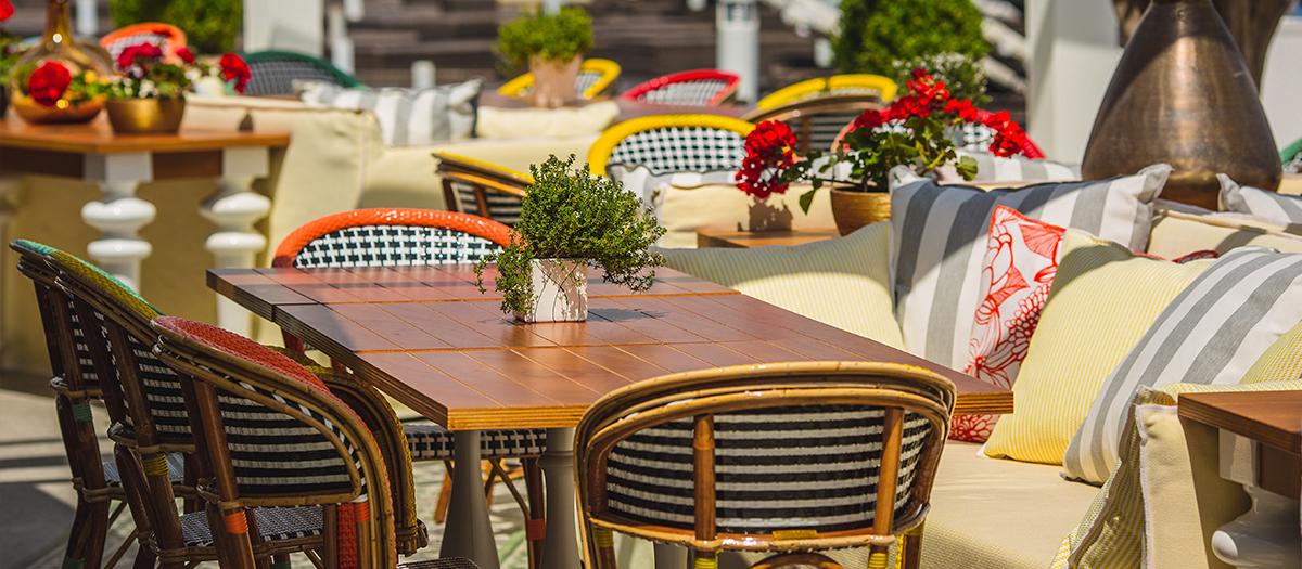 Mesas y sillas de restaurante en la playa Mesas y sillas de restaurante en la playa | Freepik