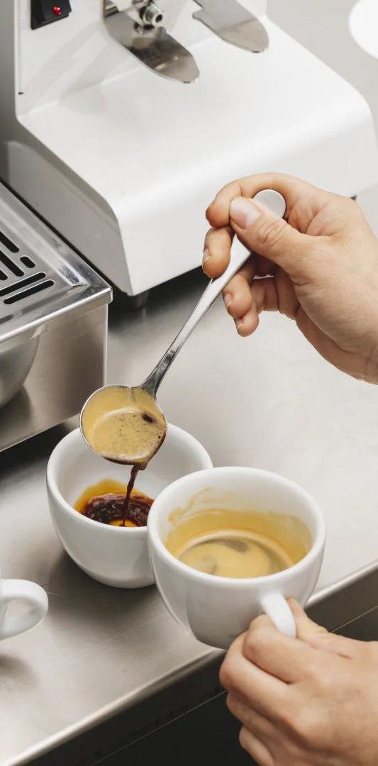 Barista preparando cafés